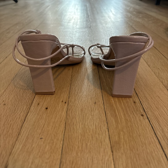 Nude strappy leather sandal with a touch of glamour - Picture 2 of 3